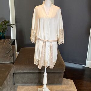 Women’s Flora Nikrooz Ivory Robe Size L NWT *READ